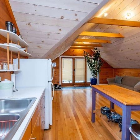 Bright And Cozy Treehouse Apartment 벌링턴 외부 사진