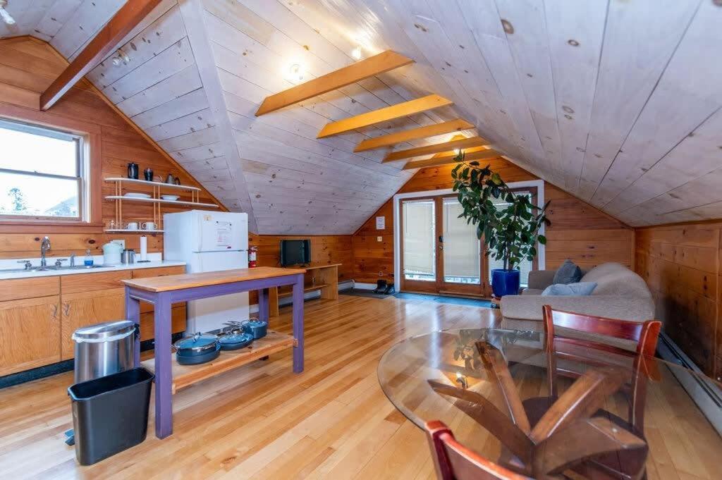 Bright And Cozy Treehouse Apartment 벌링턴 외부 사진