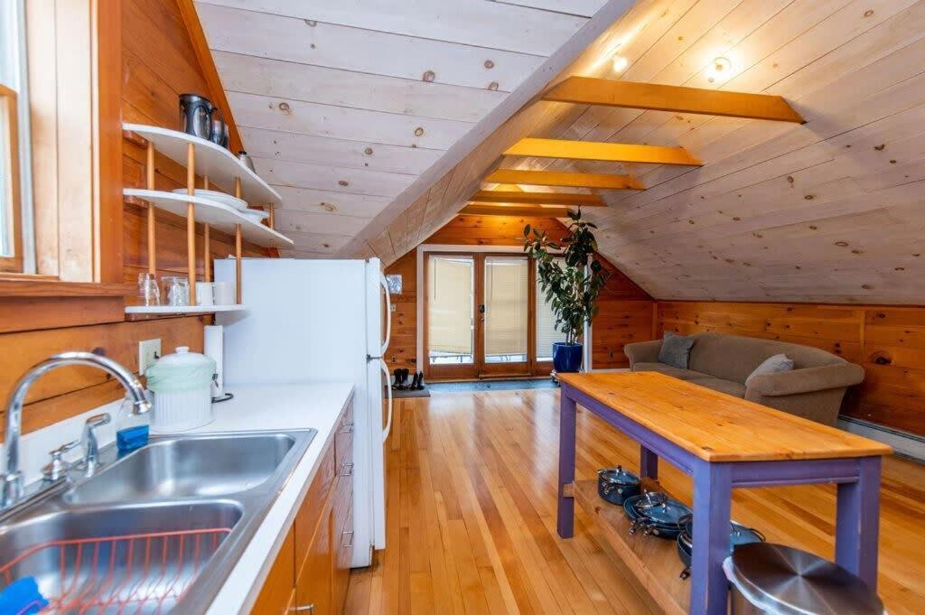 Bright And Cozy Treehouse Apartment 벌링턴 외부 사진