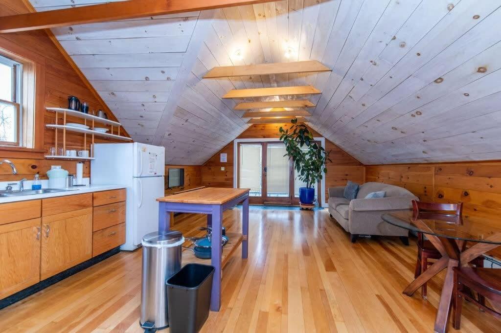 Bright And Cozy Treehouse Apartment 벌링턴 외부 사진