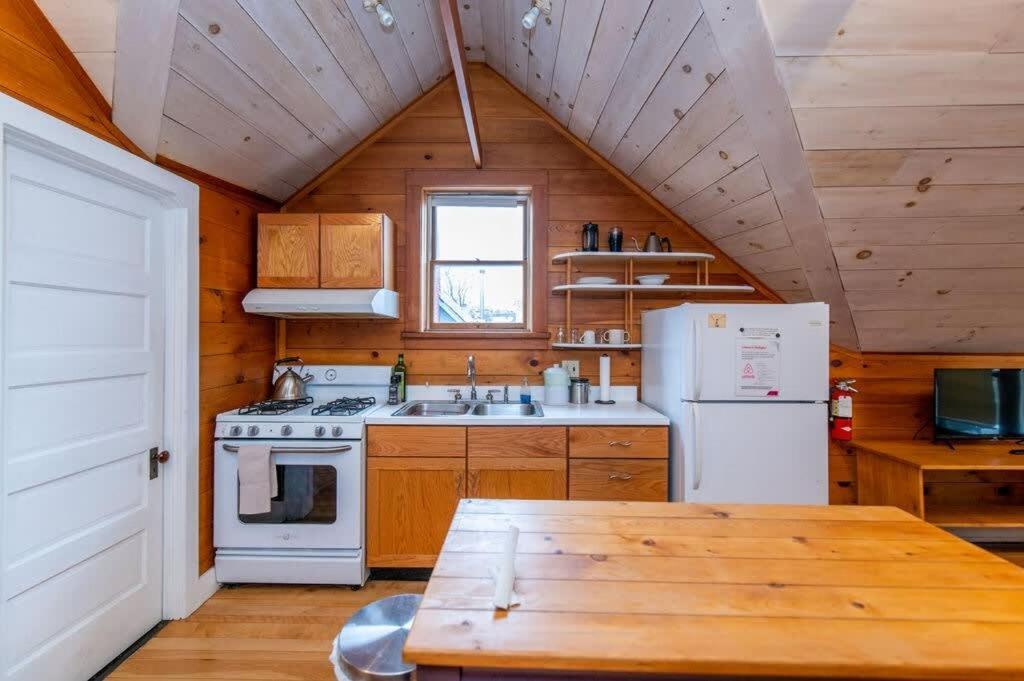 Bright And Cozy Treehouse Apartment 벌링턴 외부 사진
